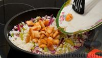 Фото приготовления рецепта: Жареный сельдерей с рисом, курицей и душистым перцем - шаг №11