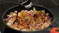 Фото приготовления рецепта: Жареный сельдерей с рисом, курицей и душистым перцем - шаг №13