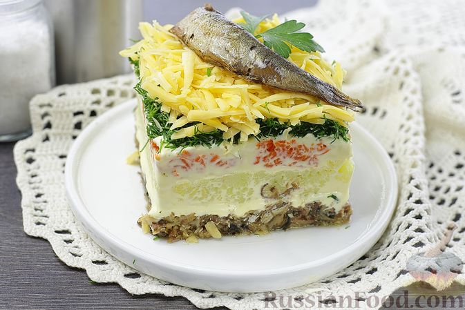  Слоёный салат со шпротами, овощами, сыром и яйцами
