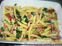 Фото приготовления рецепта: Запеканка из макарон, грудинки и шпината - шаг №5