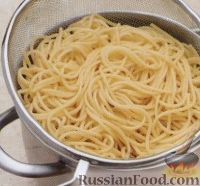 Фото приготовления рецепта: Спагетти с креветками - шаг №3
