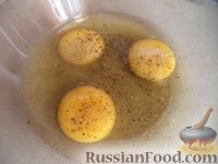 Фото приготовления рецепта: Сырный омлет с помидорами - шаг №4