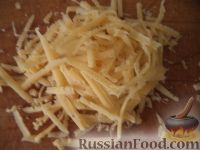 Фото приготовления рецепта: Сырный омлет с помидорами - шаг №3