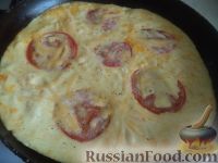Фото приготовления рецепта: Сырный омлет с помидорами - шаг №9