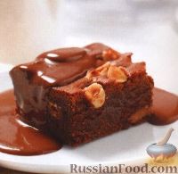 Фото к рецепту: Брауни с орехами и шоколадным соусом