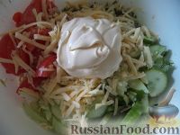 Фото приготовления рецепта: Сырный салат с овощами - шаг №8
