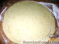 Фото приготовления рецепта: Пирог с копченостями и сулугуни - шаг №2