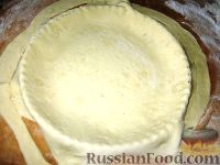 Фото приготовления рецепта: Пирог с копченостями и сулугуни - шаг №3