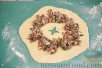 Фото приготовления рецепта: Дрожжевые бублики с куриным фаршем и грибами - шаг №12