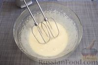 Фото приготовления рецепта: Йогуртовый пирог с сухофруктами - шаг №5