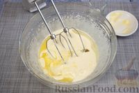 Фото приготовления рецепта: Йогуртовый пирог с сухофруктами - шаг №6