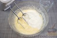 Фото приготовления рецепта: Йогуртовый пирог с сухофруктами - шаг №7
