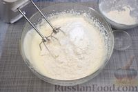 Фото приготовления рецепта: Йогуртовый пирог с сухофруктами - шаг №8