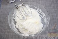 Фото приготовления рецепта: Йогуртовый пирог с сухофруктами - шаг №12