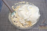 Фото приготовления рецепта: Йогуртовый пирог с сухофруктами - шаг №13
