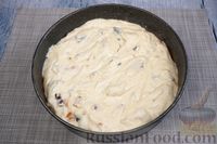 Фото приготовления рецепта: Йогуртовый пирог с сухофруктами - шаг №14