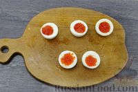 Фото приготовления рецепта: Яйца, фаршированные красной икрой и плавленым сыром - шаг №11