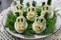 Фото приготовления рецепта: Яйца, фаршированные красной икрой и плавленым сыром - шаг №15