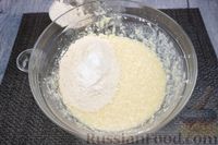 Фото приготовления рецепта: Творожный пирог со сливами - шаг №6