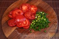 Фото приготовления рецепта: Галета с курицей, помидорами, сыром и луком - шаг №7