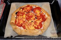 Фото приготовления рецепта: Галета с курицей, помидорами, сыром и луком - шаг №18