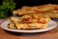 Фото к рецепту: Хлебные палочки с томатным соусом, сыром и зеленью