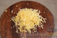 Фото приготовления рецепта: Хлебные палочки с томатным соусом, сыром и зеленью - шаг №6