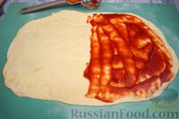 Фото приготовления рецепта: Хлебные палочки с томатным соусом, сыром и зеленью - шаг №9
