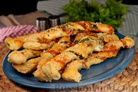 Фото приготовления рецепта: Хлебные палочки с томатным соусом, сыром и зеленью - шаг №18
