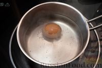 Фото приготовления рецепта: Заливной пирог с яйцом, консервированной рыбой и зеленью - шаг №2