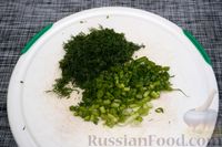 Фото приготовления рецепта: Заливной пирог с яйцом, консервированной рыбой и зеленью - шаг №4