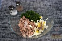 Фото приготовления рецепта: Заливной пирог с яйцом, консервированной рыбой и зеленью - шаг №6