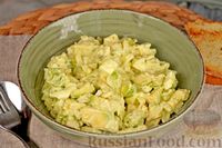 Фото к рецепту: Салат с авокадо, яйцами и луком