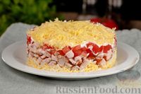 Фото к рецепту: Слоёный салат с копчёной курицей, помидором и сыром