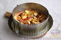 Фото приготовления рецепта: Песочный пирог с яблоками, сливами и безе - шаг №10