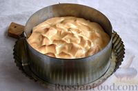 Фото приготовления рецепта: Песочный пирог с яблоками, сливами и безе - шаг №12
