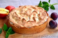 Фото приготовления рецепта: Песочный пирог с яблоками, сливами и безе - шаг №13