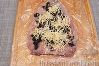 Фото приготовления рецепта: Рулет из скумбрии с черносливом и сыром, запечённый в сметане - шаг №10