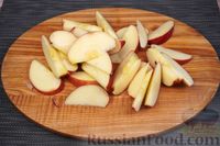 Фото приготовления рецепта: Яблочная шарлотка с калиной, на сметане - шаг №6