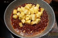 Фото приготовления рецепта: Фасоль, тушенная с яблоками в томатно-соевом соусе - шаг №8
