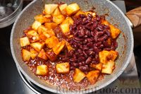 Фото приготовления рецепта: Фасоль, тушенная с яблоками в томатно-соевом соусе - шаг №9