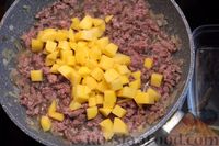Фото приготовления рецепта: Рагу с фаршем, картошкой, тыквой и фасолью - шаг №8