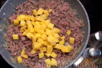 Фото приготовления рецепта: Рагу с фаршем, картошкой, тыквой и фасолью - шаг №9