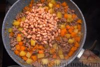 Фото приготовления рецепта: Рагу с фаршем, картошкой, тыквой и фасолью - шаг №12