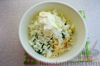 Фото приготовления рецепта: Крабовый салат "Дракон" с яблоком и плавленым сыром - шаг №9