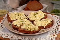 Фото к рецепту: Бутерброды с намазкой из яиц и маринованных огурцов