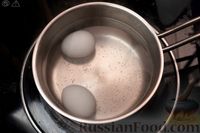 Фото приготовления рецепта: Бутерброды с намазкой из яиц и маринованных огурцов - шаг №2