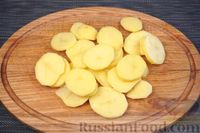 Фото приготовления рецепта: Картофель, запечённый в сырно-молочном соусе - шаг №2
