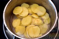 Фото приготовления рецепта: Картофель, запечённый в сырно-молочном соусе - шаг №3