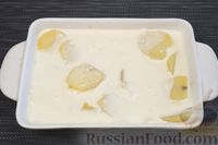 Фото приготовления рецепта: Картофель, запечённый в сырно-молочном соусе - шаг №8